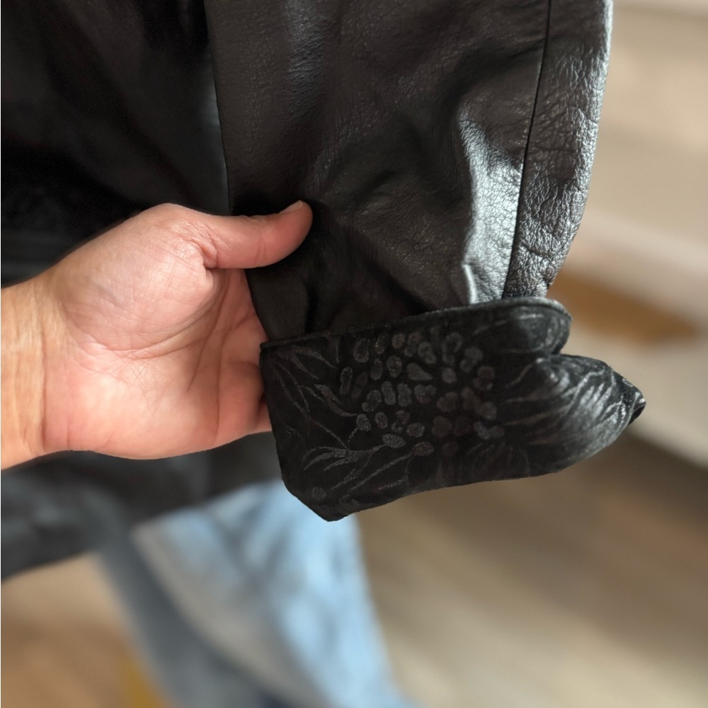 Fits and Wright big Chic Black Leather Coat - Picture 3 of 10